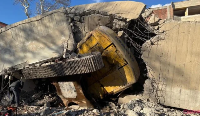 İş Makinesi Yıkım Sırasında Enkaz Altında Sıkıştı