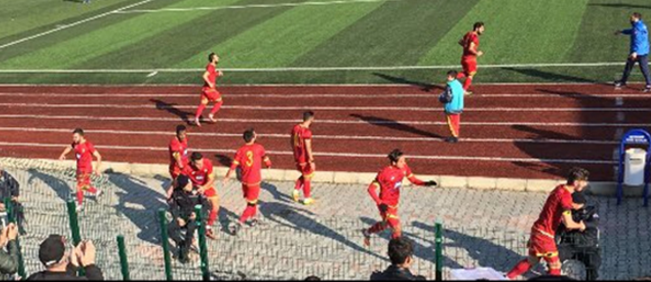 Çorlusporlu futbolcular gol sonrası polise koştu