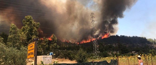 İzmir’de makilik alanda başlayan yangın ormanlık alana yayıldı